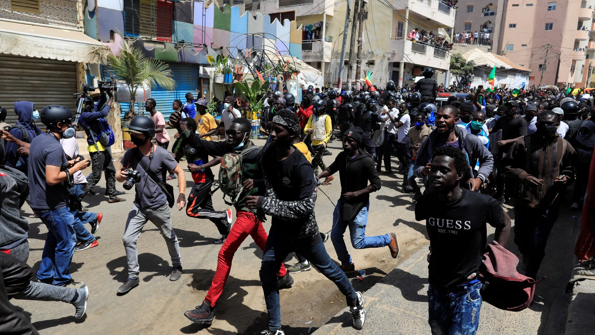 Seguidores del líder de la oposición Ousmane Sonko, participan en una manifestación en Dakar.