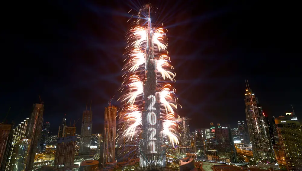 FILE PHOTO: Fireworks explode from the Burj Khalifa, the tallest building in the world, during New Year's Eve celebrations in Dubai, United Arab Emirates, December 31, 2020. REUTERS/Ahmed Jadallah/File Photo