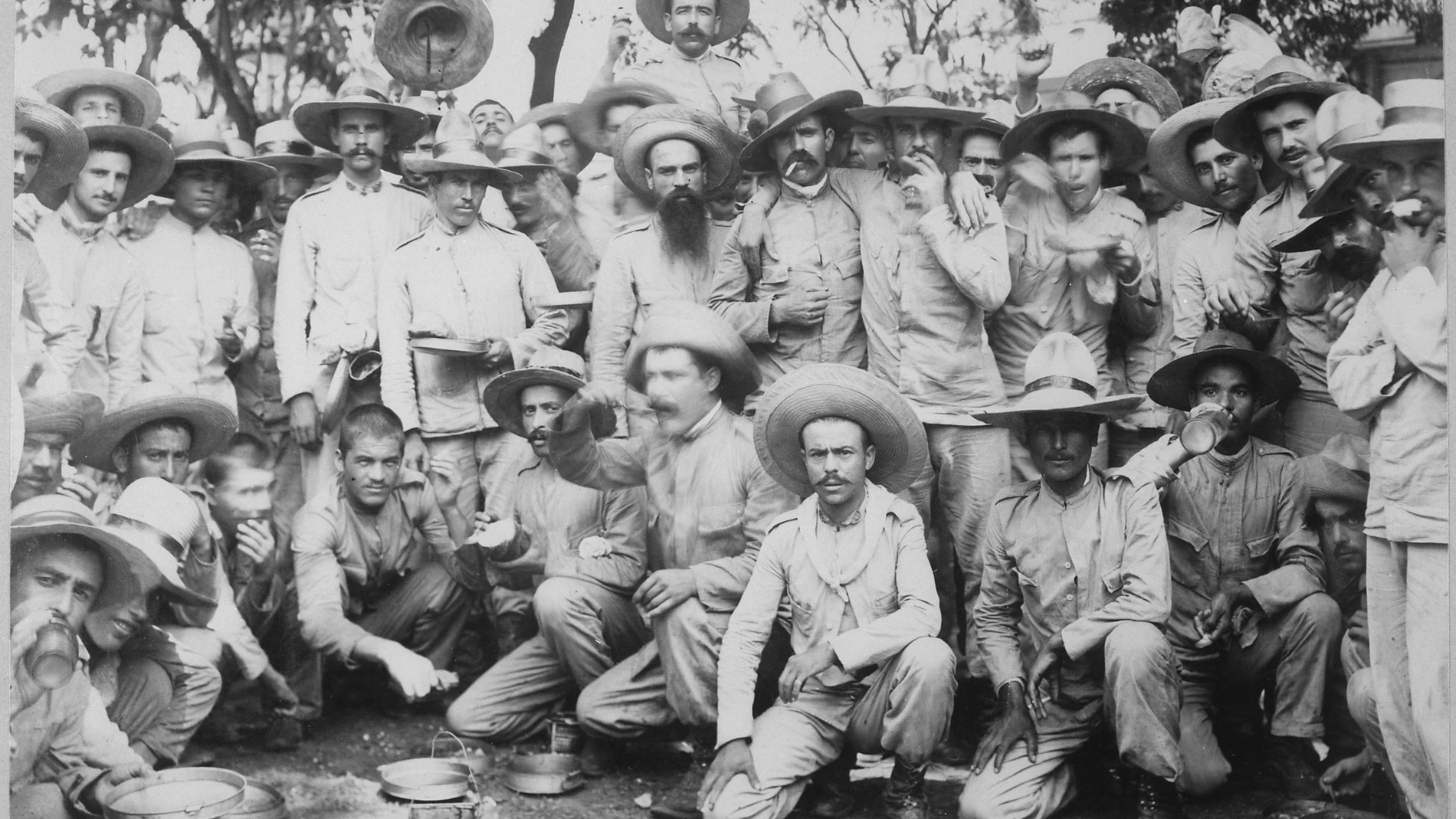 Prisioneros españoles tomados por los estadounidenses tras la capitulación de Manila el 13 de agosto de 1898 fotografiados a la hora de la comida