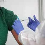 Un empleada sanitaria suministra la vacuna contra la Covid-19