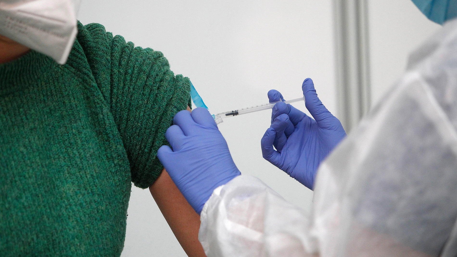 Un empleada sanitaria suministra la vacuna contra la Covid-19