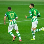 Dos jugadores béticos sobre el césped del Villamarín