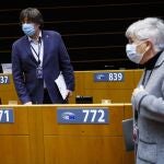 El expresident Carles Puigdemont y la exconseller, Clara Ponsatí en el Parlamento Europeo