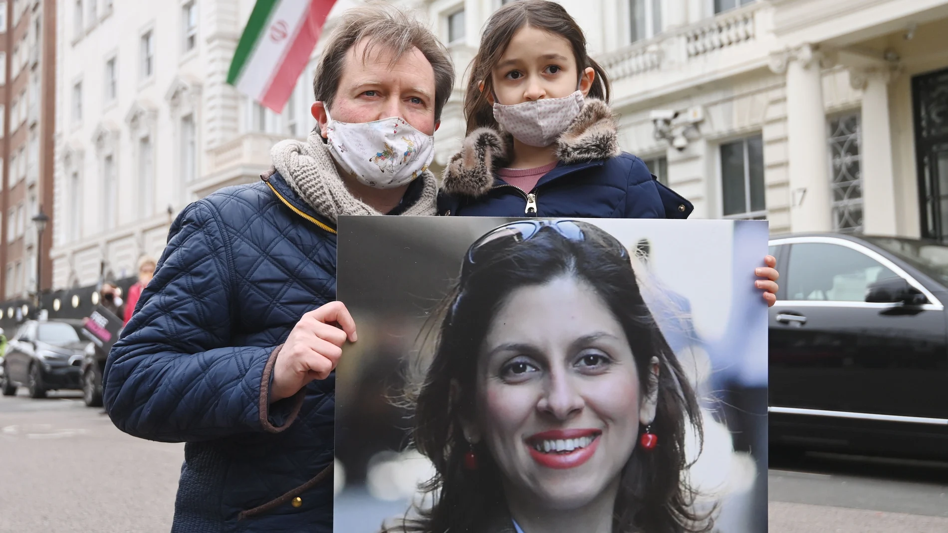Richard Ratcliffe, el marido de Nazanin Zaghari-Ratcliffe, y su hija Gabriella en la puerta de la embajada de Irán en Londres