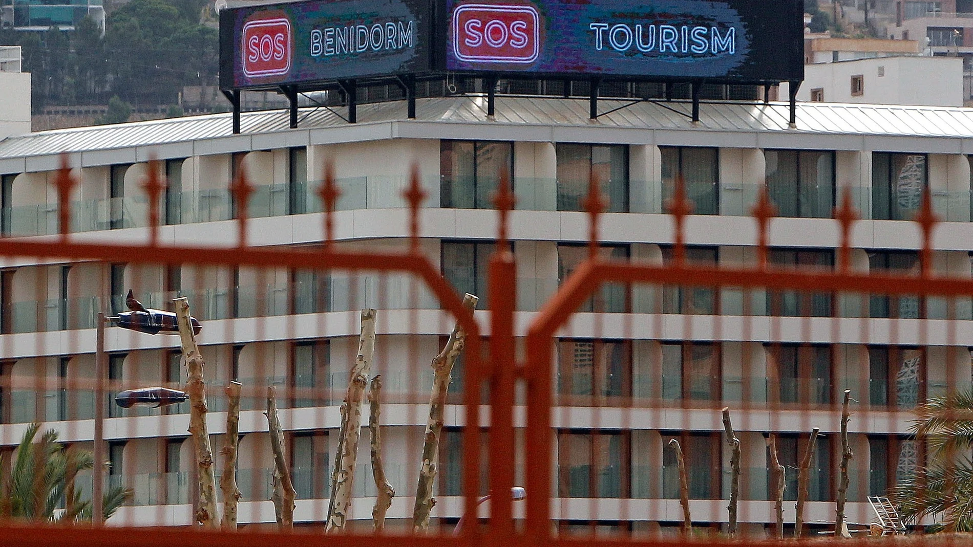 Vista general de un hotel de Benidorm que permanece cerrado debido a las medidas sanitarias
