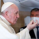 Francisco habla con la prensa en el vuelo de regreso a Roma