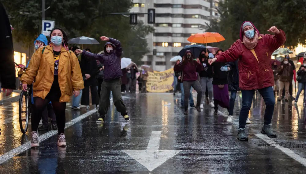 GRAF1165. MURCIA, 08/03/2021.- Unas doscientas personas se han manifestado en la Gran Vía de Murcia, convocadas por Movimiento Feminista de Murcia, este lunes 8 de Marzo, en el Día Internacional de la Mujer. EFE/Marcial Guillén