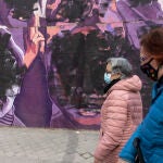 Los rostros de mujeres como Rigoberta Menchú, Rosa Parks, Federica Montseny o Frida Kahlo, representadas en el mural, han aparecido esta mañana cubiertos de pintura negra.