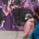 Los rostros de mujeres como Rigoberta Menchú, Rosa Parks, Federica Montseny o Frida Kahlo, representadas en el mural, han aparecido esta mañana cubiertos de pintura negra.