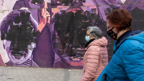 Los rostros de mujeres como Rigoberta Menchú, Rosa Parks, Federica Montseny o Frida Kahlo, representadas en el mural, han aparecido esta mañana cubiertos de pintura negra.