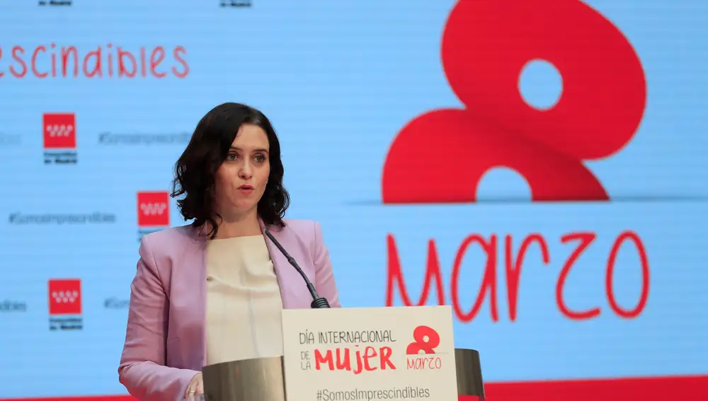 La presidenta de la Comunidad de Madrid, Isabel Díaz Ayuso, da un discurso durante la entrega de los Reconocimientos 8 de Marzo que, con motivo del Día Internacional de la Mujer, otorga este lunes el Gobierno regional.