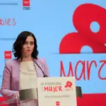La presidenta de la Comunidad de Madrid, Isabel Díaz Ayuso, da un discurso durante la entrega de los Reconocimientos 8 de Marzo que, con motivo del Día Internacional de la Mujer, otorga este lunes el Gobierno regional.