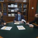El presidente de Diputación, Javier Aureliano García, María Luisa Cruz y Álvaro Izquierdo analizan la evolución del programa