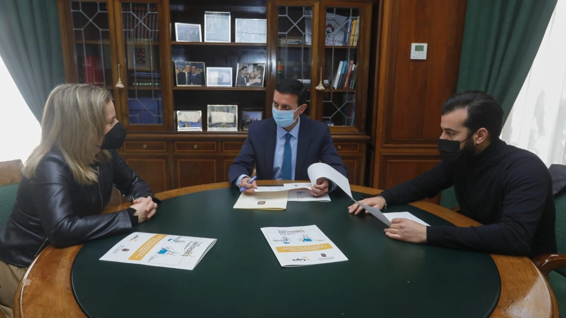 El presidente de Diputación, Javier Aureliano García, María Luisa Cruz y Álvaro Izquierdo analizan la evolución del programa