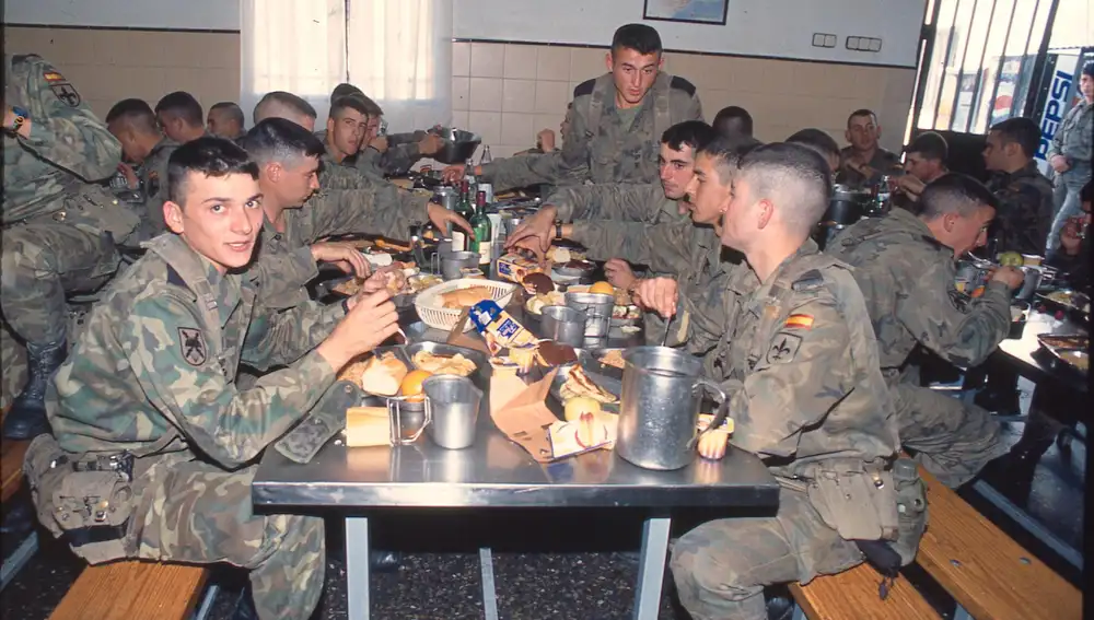 Jóvenes soldados comen en el cuartel durante su servicio militar obligatorio