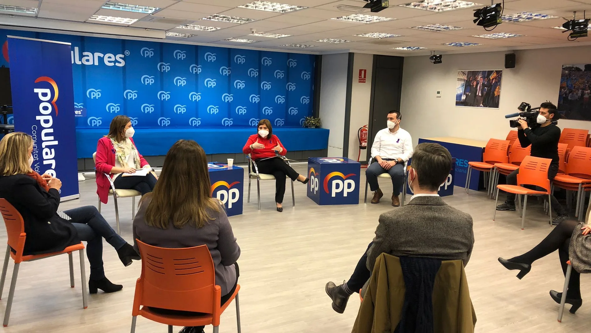 La presidenta del PP valenciano, Isabel Bonig, durante la reunión que ha mantenido hoy con miembros de su partido