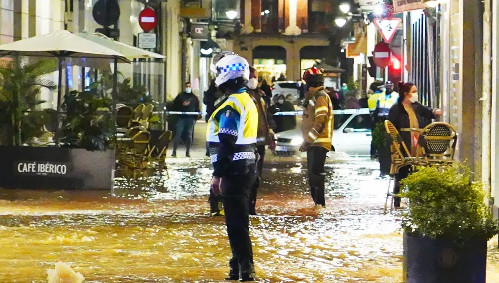Reventón de agua en la calle Montero Calvo