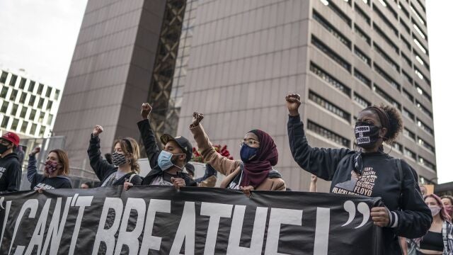 Los manifestantes marcharon frente al Centro de Gobierno del Condado de Hennepin la víspera de la selección del jurado en el juicio del ex oficial de Minneapolis Derek Chauvin