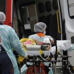 Trabajadores del Hospital HRAN de Brasilia, reciben a un nuevo paciente de coronavirus