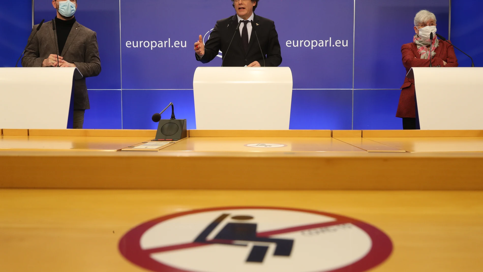 El expresidente de la Generalitat, Carles Puigdemont (c) ofrece una rueda de prensa junto a los exconsejeros Antoni Comín (i) y Clara Ponsatí (d).