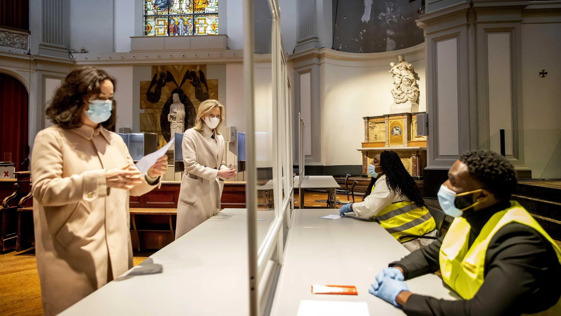 La ministra del Interior holandesa visita una iglesia de Ámsterdam convertida en colegio electoral
