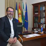 Imagen de archivo del alcalde de Carmona, Juan Ávila, en su despacho
