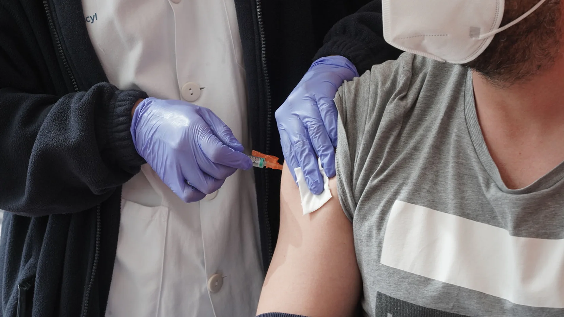 Un policía nacional recibe la primera dosis de la vacuna contra la COVID-19