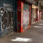 Hilera de comercios cerrados en Madrid 