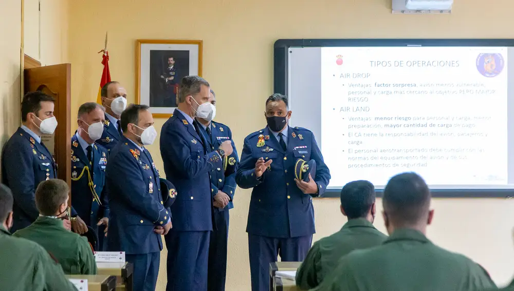 El rey Felipe VI visita la Base Aérea y el Grupo de Escuelas del Ejército del Aire en Matacán (Salamanca)