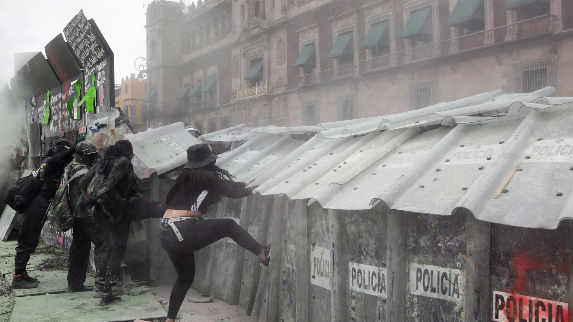 Mujeres derriban la valla levantada por López Obrador para proteger el palacio presidencial en las marchas del 8-M