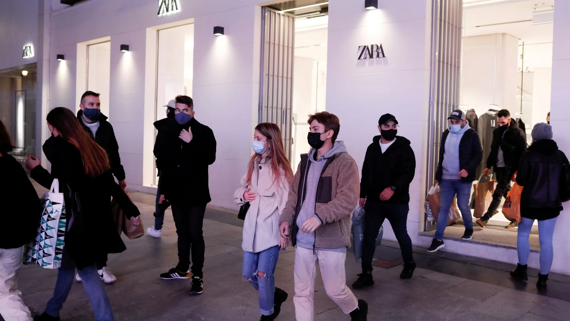 Varios compradores salen de un Zara en Madrid