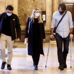 Los negociadores de JxCAT Elsa Artadi (c), Josep Rius (i) y Francesc de Dalmases (d), tras la reunión que los equipos de ERC, JxCat y la CUP celebraron ayer martes en el Parlament.