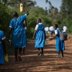 Kambrembo, aldea de la provincia de Kisumu, Kenia, en la que viven 1.200 peronas que nunca han tenido acceso a agua potable. Los niños de la escuela pública van todos los días al río Enzoya a coger agua.