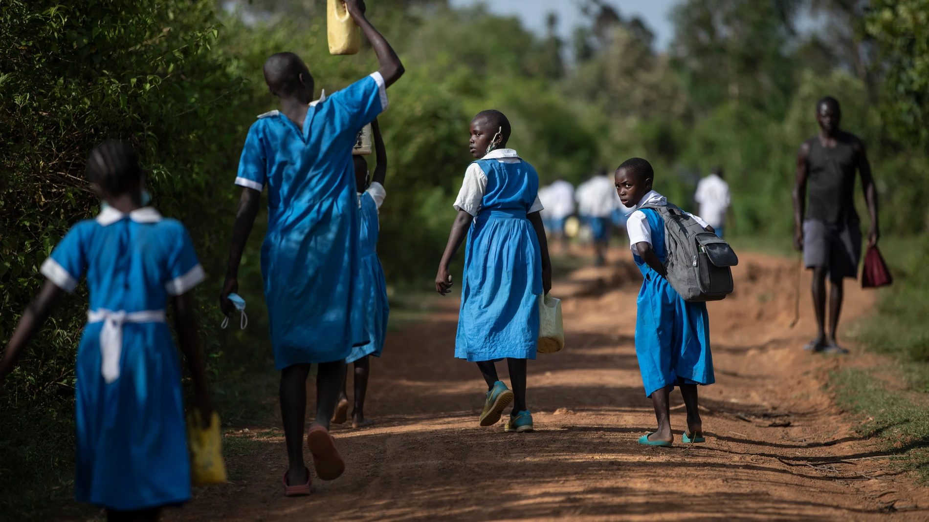 Kambrembo, aldea de la provincia de Kisumu, Kenia, en la que viven 1.200 peronas que nunca han tenido acceso a agua potable. Los niños de la escuela pública van todos los días al río Enzoya a coger agua.