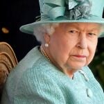 La reina Isabel de Inglaterra en una ceremonia oficial en el Castillo de Windsor en 2020
