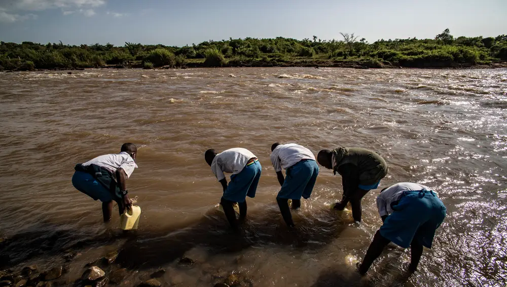 Los niños de la escuela pública van todos los días al río Enzoya a coger agua.