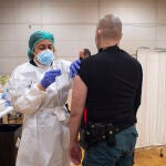 Una trabajadora sanitaria suministra la vacuna contra el Covid-19