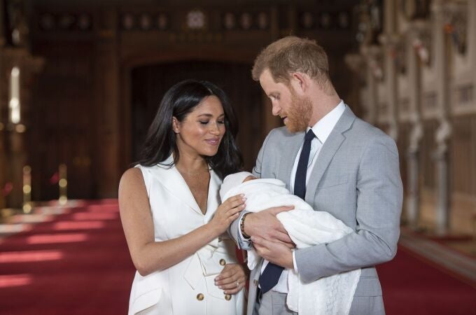 El príncipe Harry y Meghan Markle, el día de la presentación oficial de su primer hijo. (Dominic Lipinski/Pool via AP, File)