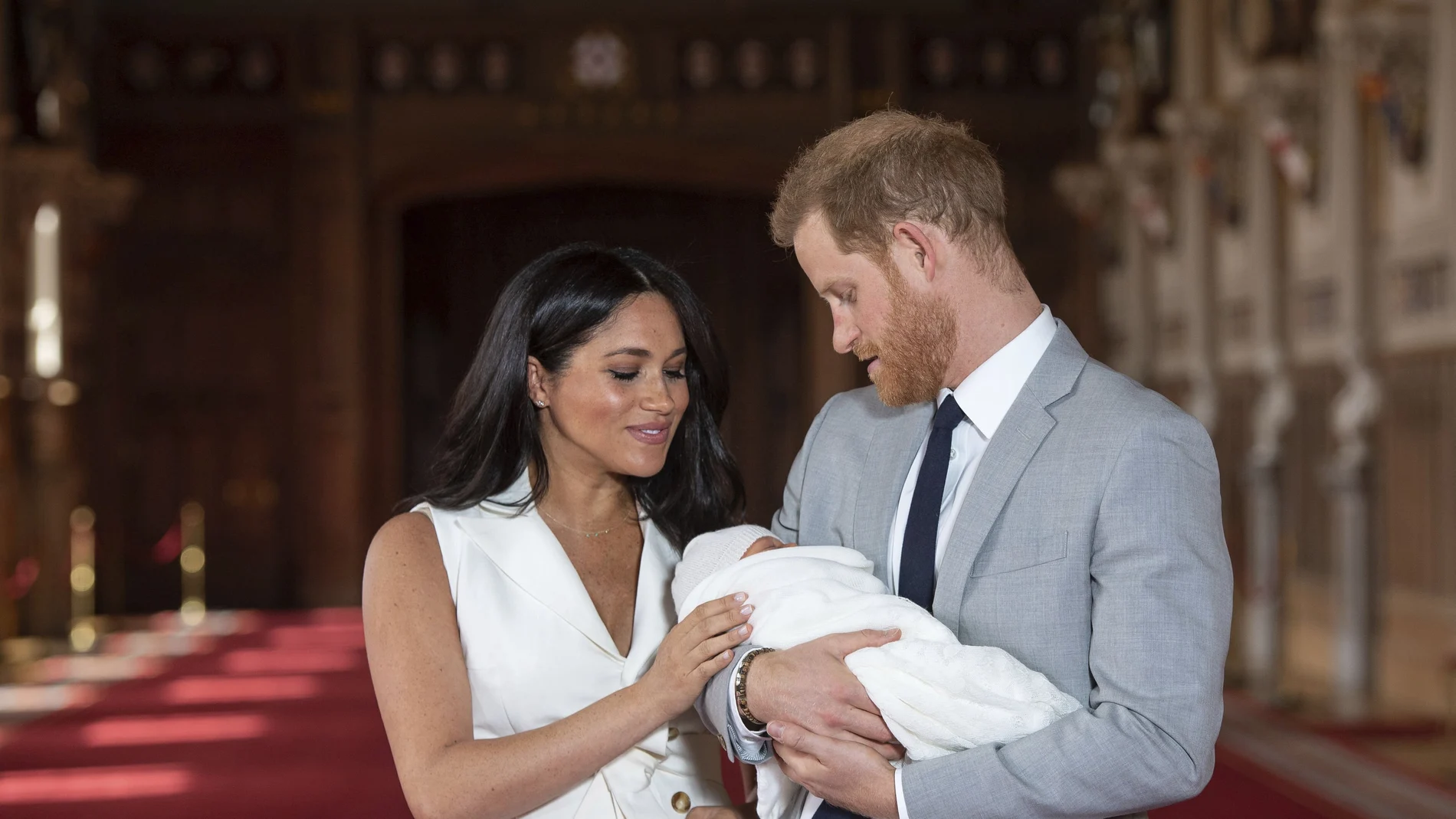 El príncipe Harry y Meghan Markle, el día de la presentación oficial de su primer hijo. (Dominic Lipinski/Pool via AP, File)