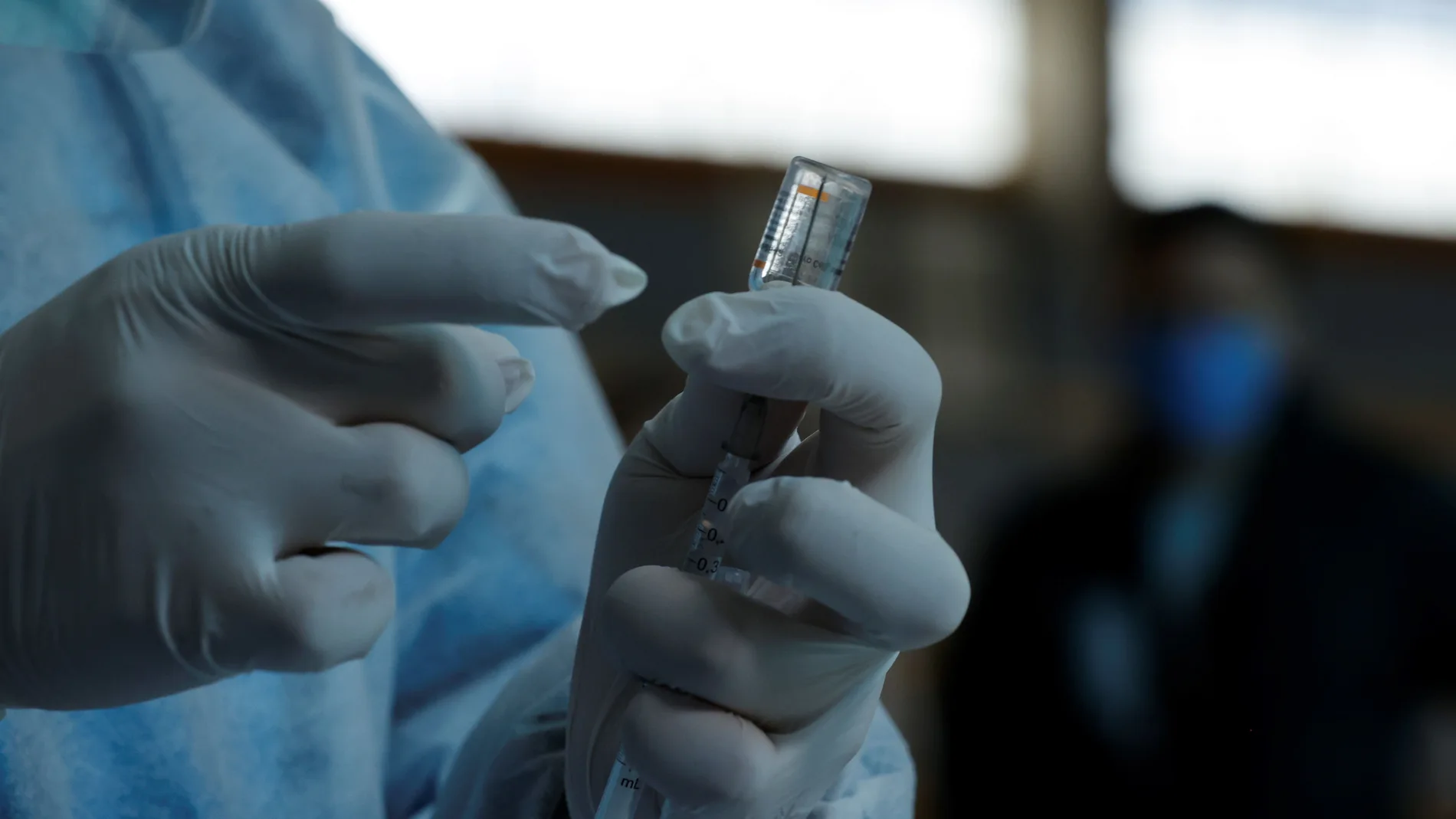 Una enfermera prepara una vacuna contra la covid-19