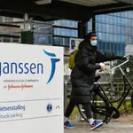Una mujer sale con su bicicleta de una sede de Johnson &amp;Johnson en Holanda