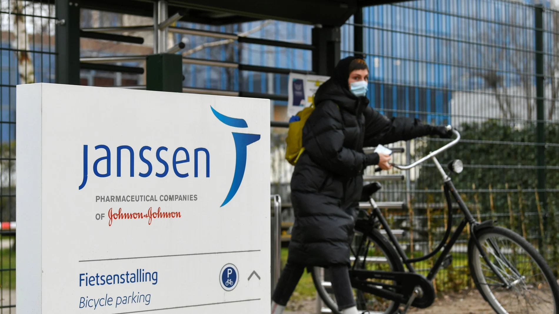Una mujer sale con su bicicleta de una sede de Johnson &Johnson en Holanda