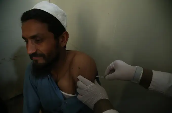 Talibanes negacionistas: La vacuna es un instrumento de control de Estados Unidos