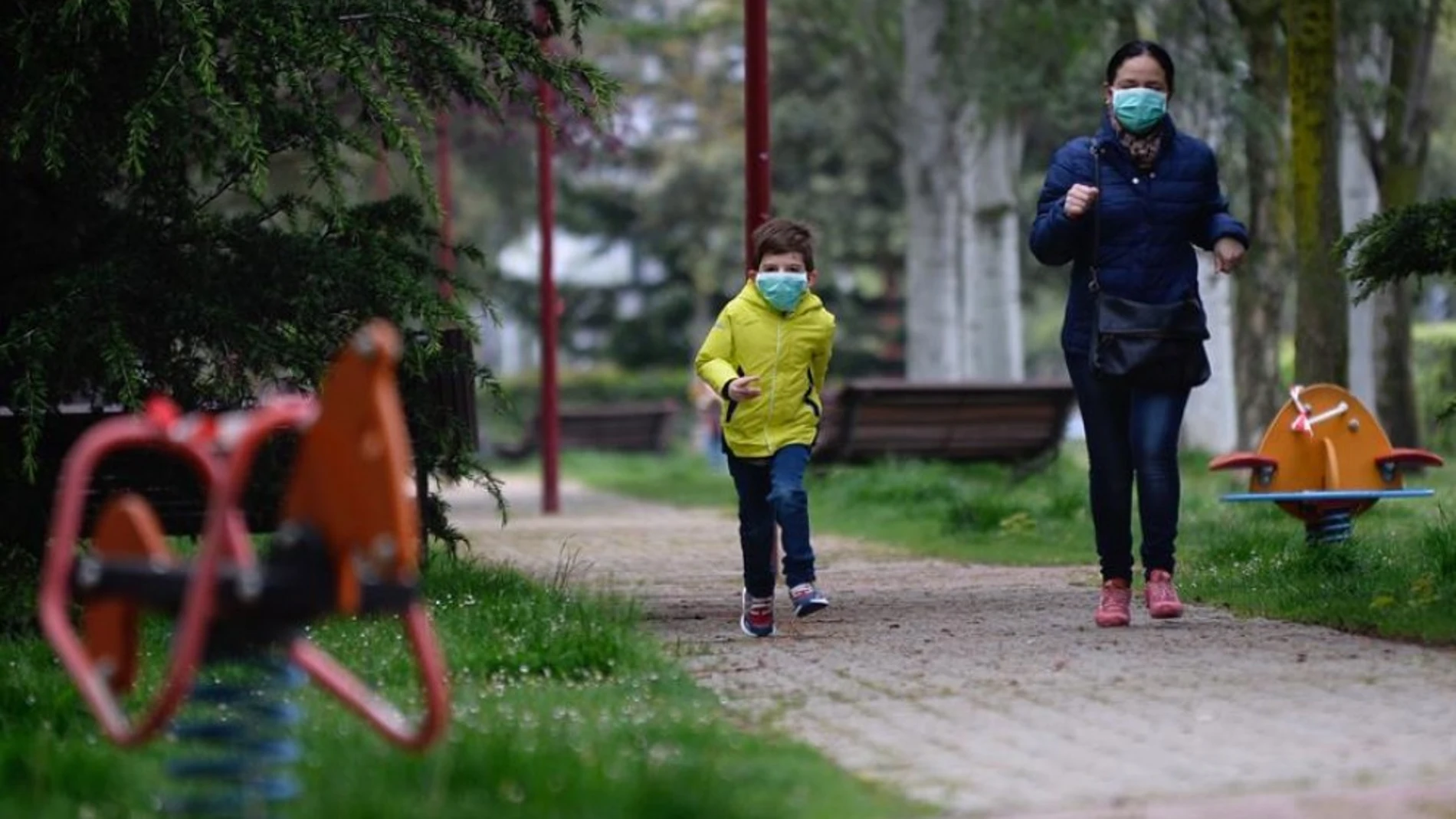 Un niño realiza una práctica deportiva protegido con mascarilla
