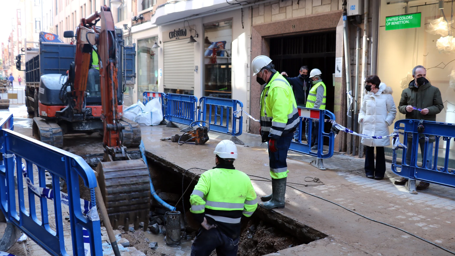 Obras para la reparación de la tubería rota que ayer inundó de agua varias calles del centro de la capital durante varias horas