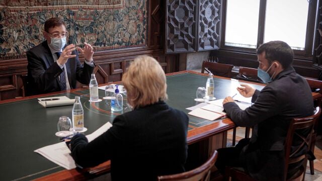 El president de la Generalitat, Ximo Puig (i), mantiene una reunión con el conseller de Educación, Cultura y Deporte, Vicent Marzà (d), y la consellera de Sanidad Universal y Salud Pública, Ana Barceló (c), para abordar el plan de vacunación previsto para la comunidad educativa