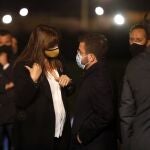 La candidata de Junts a la Presidencia de la Generalitat, Laura Borràs (i), habla con el vicepresidente de la Generalitat en funciones y candidato de ERC a la Presidencia, Pere Aragonès, a las puertas de la cárcel de Lledoners.