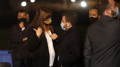 La candidata de Junts a la Presidencia de la Generalitat, Laura Borràs (i), habla con el vicepresidente de la Generalitat en funciones y candidato de ERC a la Presidencia, Pere Aragonès, a las puertas de la cárcel de Lledoners.