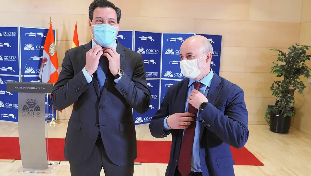 VALLADOLID. 10/03/21.- El portavoz parlamentario del PP en las Cortes de Castilla y León, Raúl de la Hoz (iz), y su homólogo de Ciudadanos, David Castaño, dan una rueda de prensa conjunta este miércoles en Valladolid.EFE/R. García