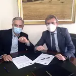 Los presidentes de los Médicos y de AECC Valladolid, José Luis Almudí y Artemio Domínguez, respectivamente, firman un convenio para seguir trabajando juntos por que los pacientes oncológicos